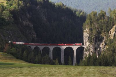 Eine Regio-Garnitur mit einem GEX-Zugteil am Schluss zieht Ge 4/4 III - 642 	"Breil/Brigels" mit RhB Eigenwerbung "RhB-Team" über das weltberühmte Landwasserviadukt in Richtung Filisur
Schlüsselwörter: ge , 4/4 , III , 642 , breil , brigels , rhb team