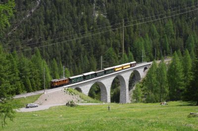 Das Albula-Viadukt II befahrt Ge 4/6 - 353 mit dem Sonderzug anläßlich des Jubiläums "125 Jahre RhB"
Schlüsselwörter: ge 4/6 , 353 , 125