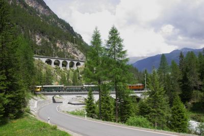 Ge 4/6 - 353 hat mit ihrem Sonderzug anläßlich des Jubiläums "125 Jahre RhB" soeben den Rugnux-Tunnel verlassen und überquert den Albula-Viadukt I


Schlüsselwörter: ge 4/6 , 353 , 125