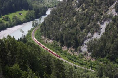 Ge 4/4 II - 624 "Celerina/Schlarigna" zieht im schönen RhB-Rot einen Regio durch die Rheinschlicht nach Landquart
Schlüsselwörter: ge 4/4 , II , 624 , regio , celerina , schlarigna