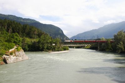 Aus St.Moritz kommt die Ge 4/4 III - 641 "Maienfeld" in Coop-Werbelackierung und befährt gerade die Rheinbrücke in Reichenau
Schlüsselwörter: ge , 4/4 , III , 641 , maienfeld , coop