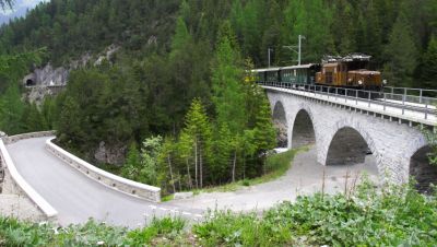 Über das Albula-Viadukt I fährt die Ge 6/6 I - 415 mit dem Railrider gleich in den Rugnux-Kehrtunnel ein
Schlüsselwörter: ge , 6/6 , I , 415 , railrider