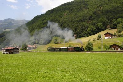 G 3/4 - 1 "Rhätia" mit ihrem Sonderzug anläßlich "125 Jahre Rhätische Bahn" kurz nach der Doppelspur Schiers
Schlüsselwörter: g , 3/4 , 34 , rhätia