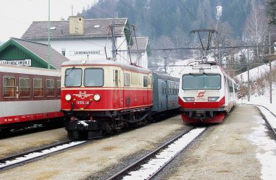 1099.14 und 4090.002 kreuzen sich im Feburar 2004 im Bahnhof Laubenbachmühle
