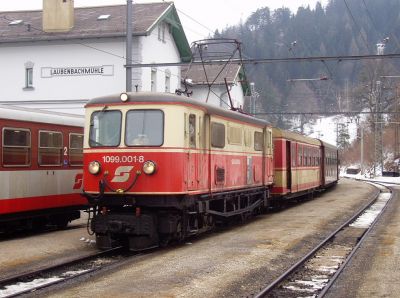 1099.001-8 kommt soeben in Laubenbachmühle an 
