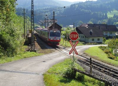 4090.003 verlässt Laubenbachmühle nach St.Pölten, am Zugschluß mit dabei ein 5090 - 18.09.2004
