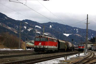 2043 062 beim Verschub in Unzmarkt
Mit Heizöl beladene Kesselwagen werden von der 2043 in den Schmalspurteil des Bhf. Unzmarkt rangiert.
Schlüsselwörter: 2043 , stlb