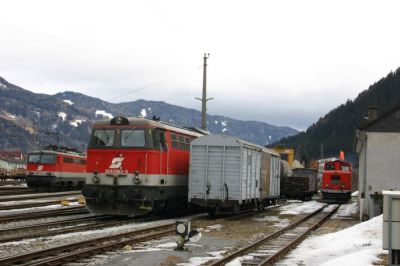 2043 062
Mit Heizöl beladene Kesselwagen werden von der 2043 in den Schmalspurteil des Bhf. Unzmarkt rangiert.
Schlüsselwörter: 2043 , stlb