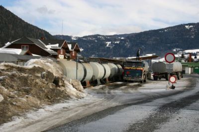 "Tanklager"
Im Bahnhof Murau wird Heizöl von Kesselwagen in LKW umgeladen.
Schlüsselwörter: stlb