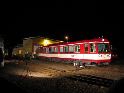 VTs 14 und 15 bei Lightshow in Tischlerhäusl
Die beiden Pinzgauerlokalbahn- Triebwagen 14 und 15 am späten Abend des 25.10.2008 vor der Fahrzeughalle Tischlerhäusl .
