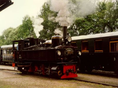 298.53 unter Dampf in Grünburg
298.53 im Frühling 2004 im Bahnhof Grünburg .

