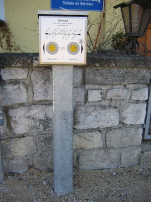 Haltewunschtaste der Zillertalbahn im Bahnhof Rotholz
Wer in einer Bedarfshaltestelle der Zillertalbahn einsteigen möchte muss zuerst die Haltewunschtaste drücken um somit das Haltesignal einzuschalten.
Schlüsselwörter: Bedarfshaltestelle , Haltewunsch