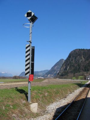 Selbstbedienungssignal der Zillertalbahn
Auf ihren Bedarfshaltestellen hat die Zillertalbahn Signale aufgestellt die von den wartenden Fahrgästen durch Knopfdruck ausgelöst werden.
Schlüsselwörter: Bedarfshaltestelle , Knopfdruck