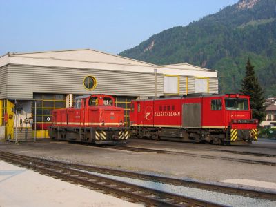 D 8 und D 14 in Jenbach
D 8 und D 14 am Abend des 29. April 2007 vor der Triebfahrzeughalle in Jenbach .
