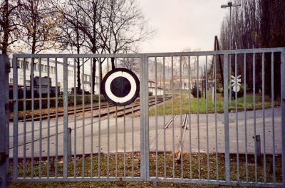 Schiebetor hinter dem Bahnhof Kapfenberg Landesbahn
Das Schiebetor hinter dem Bahnhof Kapfenberg Landesbahn am 4.11.2004 .
Im Asphalt liegt noch das Schmalspurgleis der Strecke nach Seebach-Thurnau .
