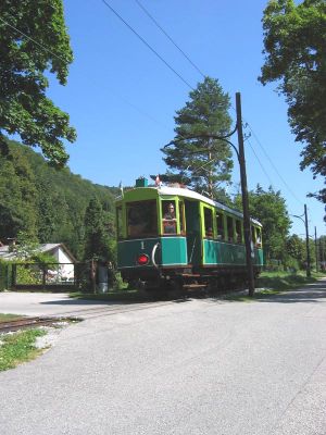 TW 1 in der Hirschwanger Straße
Triebwagen 1 der Höllentalbahn fährt am Nachmittag des 31.8.2008 in Hirschwangerstraße in Reichenau an der Rax Richtung Hirschwang .
