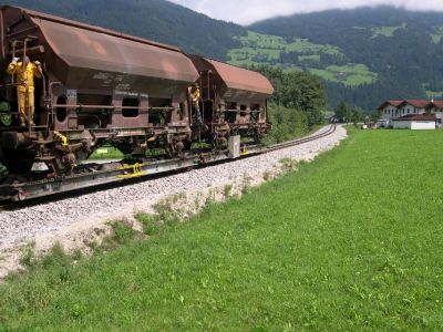 Schotterzug
Ausbringen des neuen Schotters.
