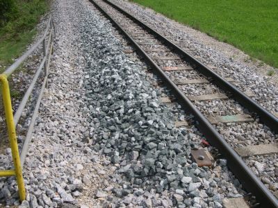 Das Schotterbett nach dem Richten und Stopfen durch die Stopfmaschine
Schlüsselwörter: Stopfmaschine , Neulage