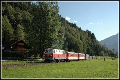 2095.01 verlässt mit ihrer stilreinen Garnitur den Haltepunkt Zellermoos.
Schlüsselwörter: 2095 , 01 , Zellermoos