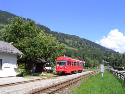 Piesendorf
5090.008 noch ohne Wortmarke ÖBB im Bahnhof Piesendorf. Zwischen dem Baum und dem Triebwagen kann man den Postbus erkennen der die Fahrgäste wegen der Streckensperre im Schienenersatzverkehr nach Mittersill bringt.
