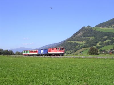 2095.004 mit ihrem Regionalzug zwischen Walchen und Piesendorf Bad.
Schlüsselwörter: 2095 , 004