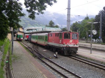 Zell am See
2095.004 mit ihrem Regionalzug nach Mittersill im Bahnhof Zell am See.
Schlüsselwörter: 2095 , 004