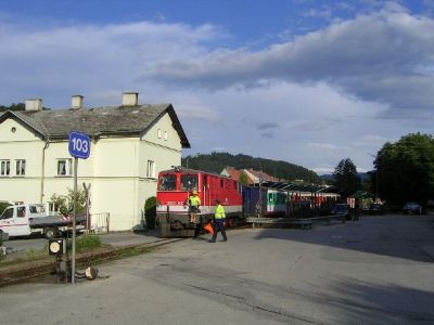 2095.010 ist mit dem "Ybbstaler" aus Lunz am See zurück gekehrt und zieht jetzt ihren Zug in die Zugförderungstelle (7.08.2005)
Schlüsselwörter: 2095 , 010