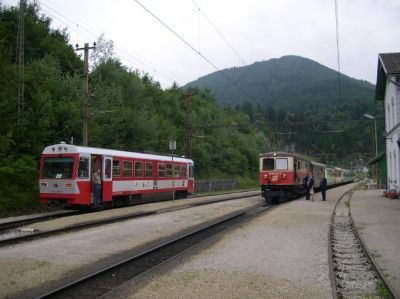 Laubenbachmühle
Zugkreuzung in Laubenbachmühle. Der 5090 auf dem Weg nach Mariazell und der Eilzug Ötscherbär auf dem Weg nach St. Pölten.
Schlüsselwörter: 5090 , 015 , 1099 , 011