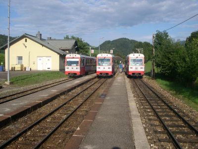 Dreifachtraktion
Drei Triebwagen im Bahnhof in Gstadt. Eine Stunde davor fuhren die Triebwagen in Dreifachtraktion von Waidhofen an der Ybbs nach Gstadt.
Schlüsselwörter: 5090