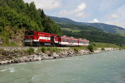 Strecke Hollersbach - Rettenbach
Bei Hollerbach zwängt sich die Pinzgaubahn zwischen die Hangkante und dem Ufer der Salzach.

