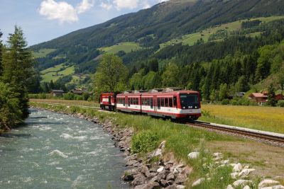 Aus Krimml kommt der Regionalzug und erreicht gleich den Haltepunkt Rosental.
