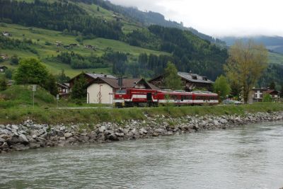 Bahnhof Mühlbach im Pinzgau.
Ein Zug der Pinzgauer Lokalbahn am neuen Bahnhof von Mühlbach. Durch nachdem Hochwasser Anfang der 2000er wurde die Salzach verbreitert. Dadurch wurde der Bahnhof Mühlbach im Pinzgau auf ein Durchgangsgleis reduziert.
