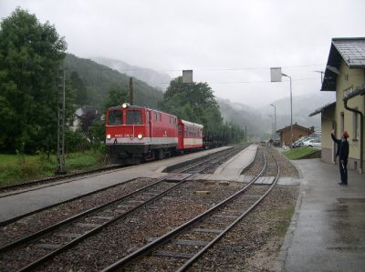2095.010 mit dem Güterzug nach Großhollenstein im Bahnhof Gstadt
