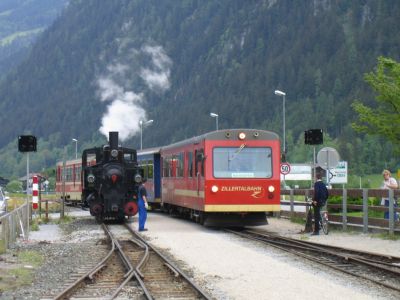 Lok Nr.3 lässt beim Umsetzen Zug Nr.131 passieren
