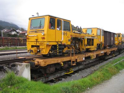 Dreierpack
Swietelsky Gleisstopfmaschine auf Schmalspur-Transportwagen der ÖBB auf Rollwagen der Zillertalbahn. Das nenn ich nen flotten Dreier ;-))
Einfallsreich sind die Tiroler, die nennen das Routine.
siehe Bilder von Clemens Knopflach
Schlüsselwörter: Gleisstopfmaschine, Schmalspur-Transportwagen, Rollwagen, Verladung