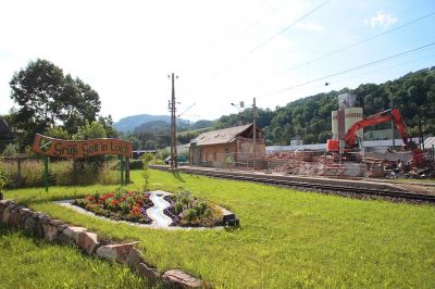 Bahnhofabriss Loich #8
Das zum Teil abgerissene Bahnhofsgebäude des Bahnhofs Loich. Dieser Teil soll weiterbestehen bleiben und für den Bahnbetrieb renoviert werden.
Schlüsselwörter: Loich, Abriss, Mariazeller Bahn