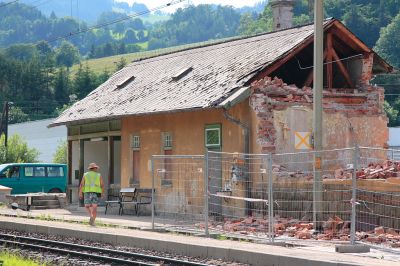 Bahnhofabriss Loich #9
Das zum Teil abgerissene Bahnhofsgebäude des Bahnhofs Loich. Dieser Teil soll weiterbestehen bleiben und für den Bahnbetrieb renoviert werden.
Schlüsselwörter: Loich, Abriss, Mariazeller Bahn