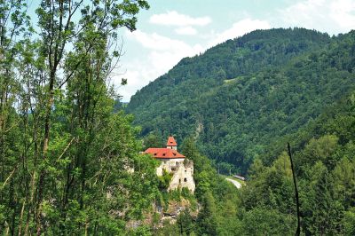 Weißenburg mit Zug
Unterhalb der Weißenburg fährt der 4090 gen St.Pölten
Schlüsselwörter: Mariazellerbahn , Schwarzenbach , Weißenburg , 4090