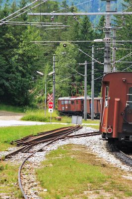 Ötscherbär auf dem Weg zum Kuhgraben
die Ötscherbärgarnitur verläßt den Bahnhof Erlaufklause in Richtung Mariazell. Da diese Aufnahme an einem Sonntag entstand ist der letzte Waggon der Barwagen 5600.
Schlüsselwörter: Mariazellerbahn , Erlaufklause , 1099 , Ötscherbär , 5600 , Barwagen