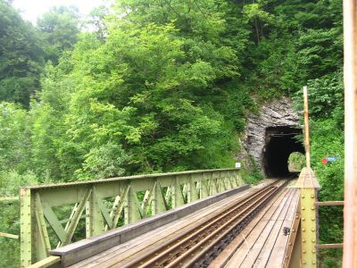 Die Pielachbrücke
Das Bild zeigt die Pielachbrücke mit Blick durch den davor liegenden Schönautunnel. Auch ohne Zug bietet das Bild eine herrliche Harmonie.
Schlüsselwörter: Schönautunnel , Pielachbrücke