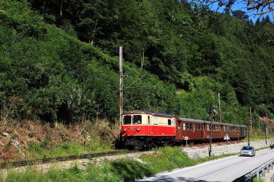 1099.02 bei Schwarzenbach
Die 1099.02 zieht ihre durchwegs braune Garnitur gen Schwarzenbach
Schlüsselwörter: 1099.02, REX, Schwarzenbach, Schönau