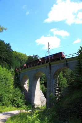 Ötscherbär über den Heugraben
der Ötscherbär wird von der 1099.007 über den Heugraben in Richtung Gösingtunnel gezogen
Schlüsselwörter: 1099.007, Ötscherbär, Heugraben