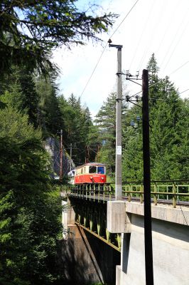 Dirndltaler bei den Kienbächen
Die 1099.004 mit dem Dirndltaler auf der Kienbach-Klaus Brücke.
Schlüsselwörter: 1099.004, Dirndltaler, Kienbach Klaus Brücke