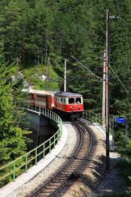 auf der Erlauf-Kienbach Brücke
Die 1099.02 zieht die Bürgeralpe über die Erlauf-Kienbach Brücke.
Schlüsselwörter: 1099.02, Bürgeralpe, Erlauf-Kienbach Brücke