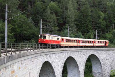 Gösingpendler auf dem Saugraben
Der Gösingpendler auf dem Saugrabenviadukt. Obwohl laut den im Frühjahr/Winter gedruckten Fahrplänen als Ötscherbär gezeichnet wird er hier von der Garnitur des R6811 bedient.
Schlüsselwörter: 1099.02, Bürgeralpe, Erlauf-Kienbach Brücke