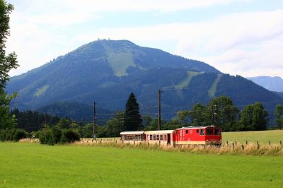 am Ziele
die 2095.015, der schlechten Erfahrungen der NÖVOG wohl wegen, mit nur zwei Wagen bestückt kurz vor Erreichen des Endziels; Mariazell
Schlüsselwörter: 2095.015, Ötscherland, Mariazell, Gemeindealpe