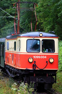 durch den Regen
die 1099.004 zieht ihren R6811 durch den Regen gen Schwarzenbach. Man kann gut die Tropfen auf den Scheiben sehen.
Schlüsselwörter: 1099.004, Bürgeralpe