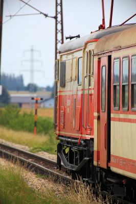 Nachschuß bei Völlerndorf
die 1099.004 hat ihre Reise nach Mariazell gerade erst begonnen und zieht ihren Bürgeralpe hier nach der Pielachbrücke kurz nach Völlerndorf.
Schlüsselwörter: 1099.004, Bürgeralpe