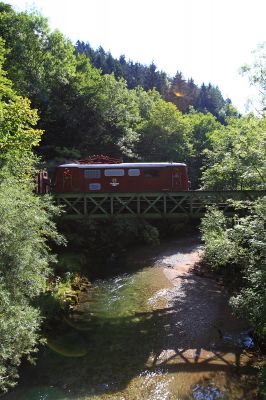 die letzte Querung der Pielach
die 1099.013 hat mit ihrem Ötscherbären das letzte Mal auf ihrer Reise die Pielach erreicht und übersetzt hier in der Schönau mit der dritten Pielachbrücke
Schlüsselwörter: 1099.013, Ötscherbär, Pielach, Schönau