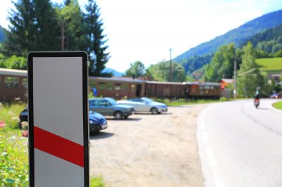 in der Schönau
die Bake steht hier ungerührt vor dem Bahnübergang. Der Ötscherbär tut es auch. Der Zug hält hier aus mir bekannter Ursache vor der EK, hupt und fährt dann weiter.
Schlüsselwörter: 1099.013, Ötscherbär, Schönau